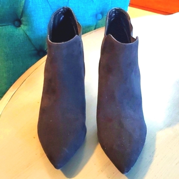 Marc Fisher - Black Leather Suede Pointy toe Heels bootie Modern Neutral Sz. 8.5 - Picture 4 of 7